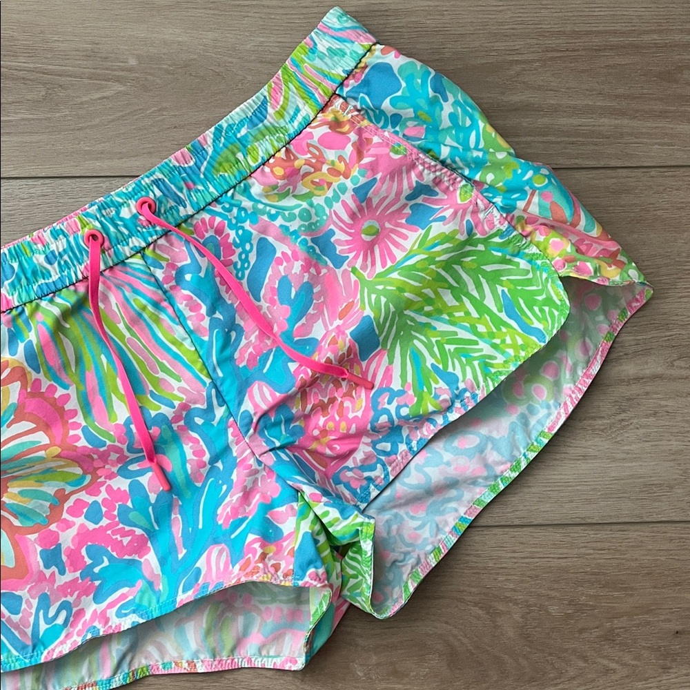 Lilly Pulitzer Run Around Luxletic shorts in 
Multi Lovers Coral print - Picture 4 of 9